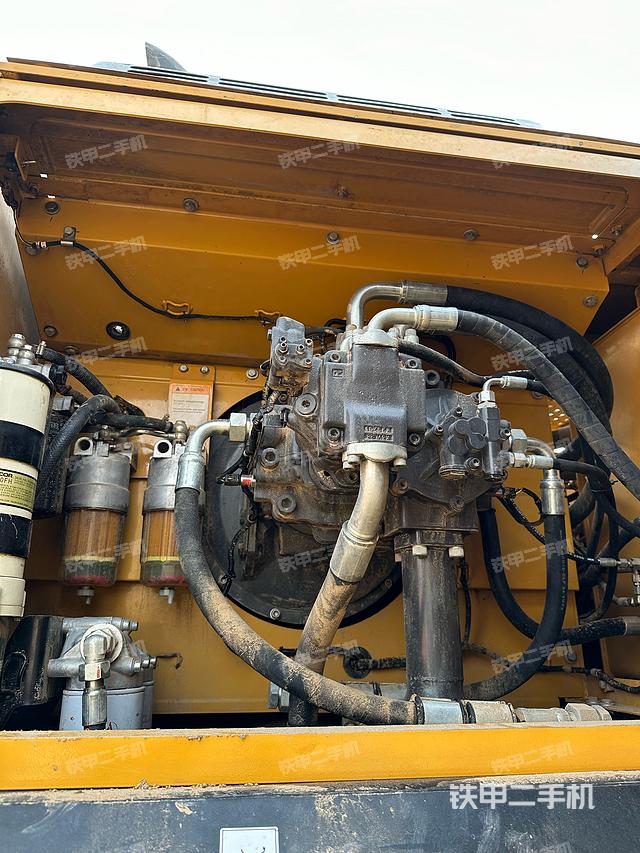 液压泵舱室正面整体（整机外观）