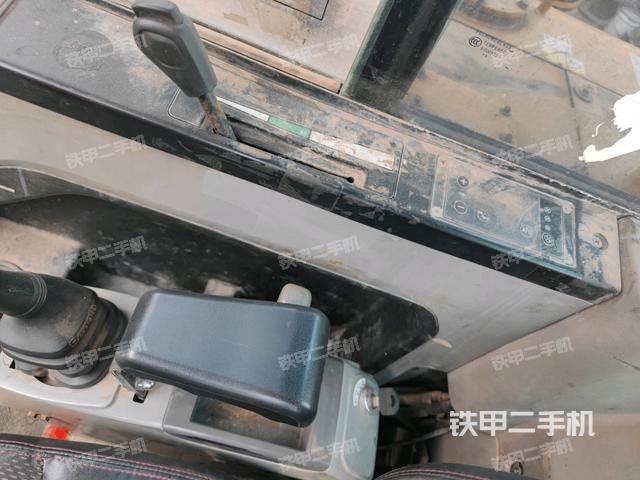 座椅左側(cè)控制臺/音響/含左手柄(駕駛室部分) 座椅左側(cè)控制臺/音響/含左手柄(駕駛室部分)