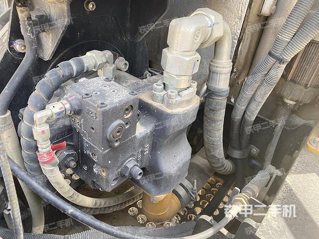 液压泵舱室正面整体（整机外观）