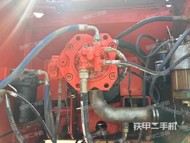 液压泵舱室正面整体（整机外观）