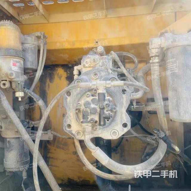 液压泵舱室正面整体（整机外观）