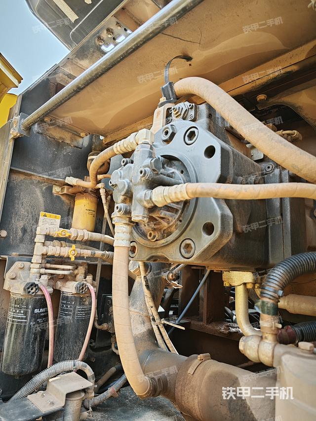 液压泵舱室正面整体（整机外观）