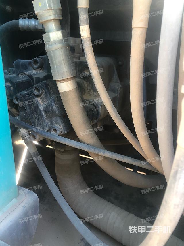 液压泵舱室正面整体（整机外观）