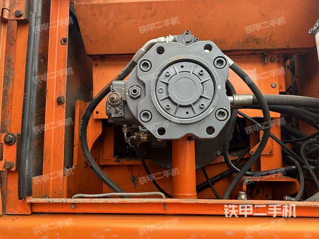 液压泵舱室正面整体（整机外观）