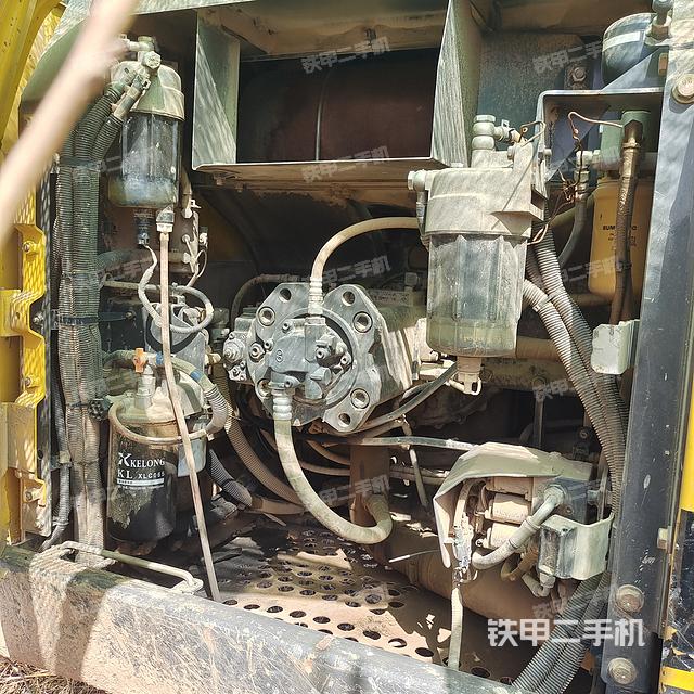 液压泵舱室正面整体（整机外观）