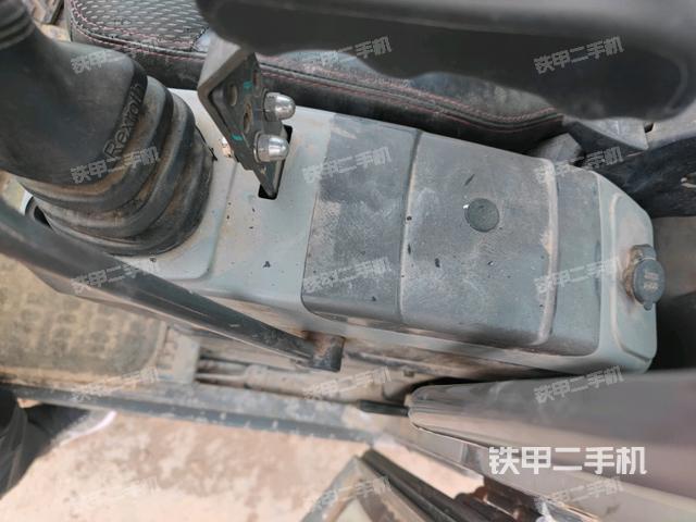 座椅右側(cè)控制臺/鑰匙門/油門/含右手柄(駕駛室部分) 座椅右側(cè)控制臺/鑰匙門/油門/含右手柄(駕駛室部分)