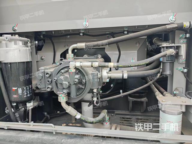 液压泵舱室正面整体（整机外观）