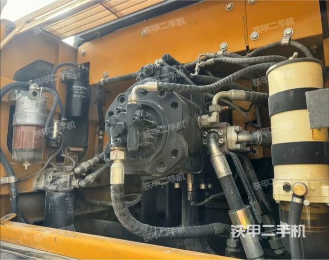 液压泵舱室正面整体（整机外观）