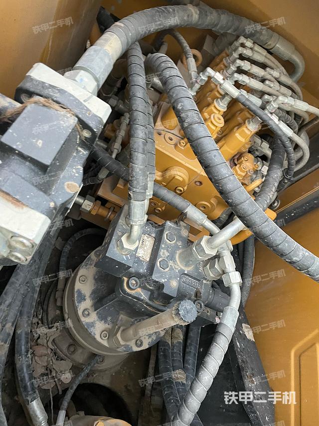 回转马达和主控阀（整机外观）