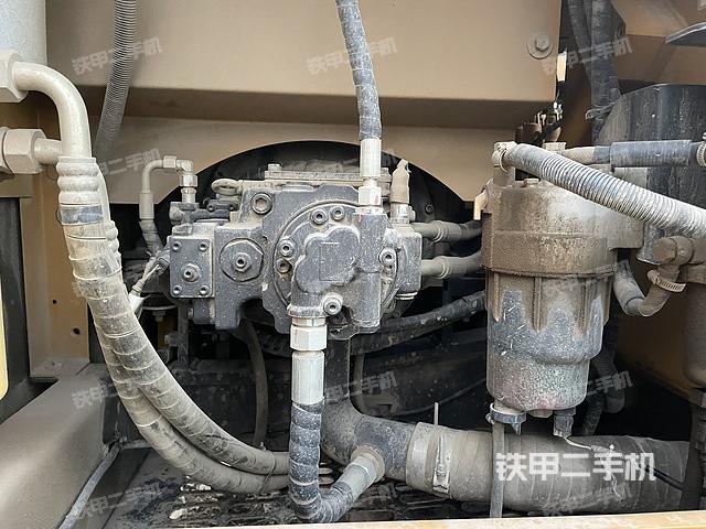 液压泵舱室正面整体（整机外观）