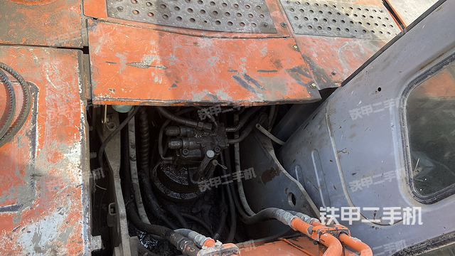 回转马达和主控阀（整机外观）