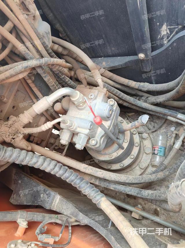 回转马达和主控阀（整机外观）