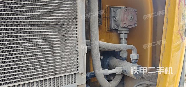 液压泵舱室正面整体（整机外观）