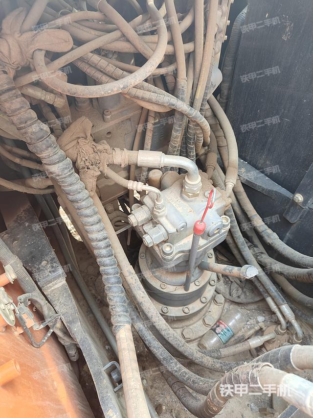 回转马达和主控阀（整机外观）