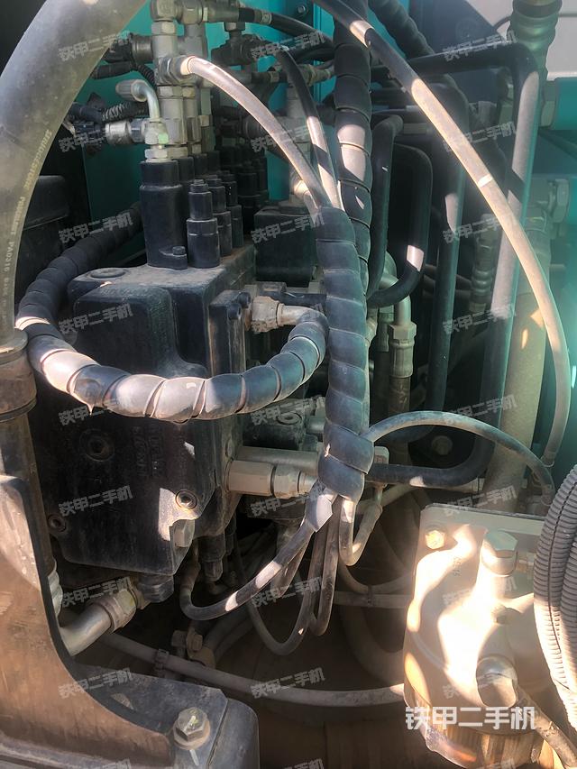 回转马达和主控阀（整机外观）