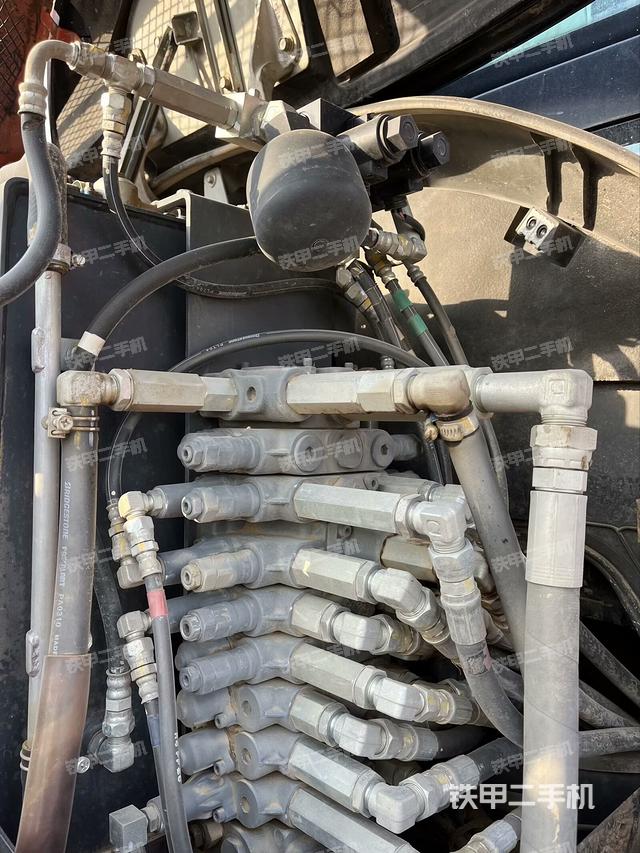 回转马达和主控阀（整机外观）