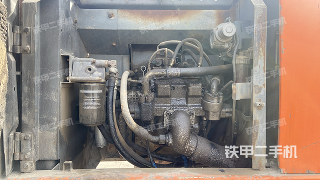 液压泵舱室正面整体（整机外观）