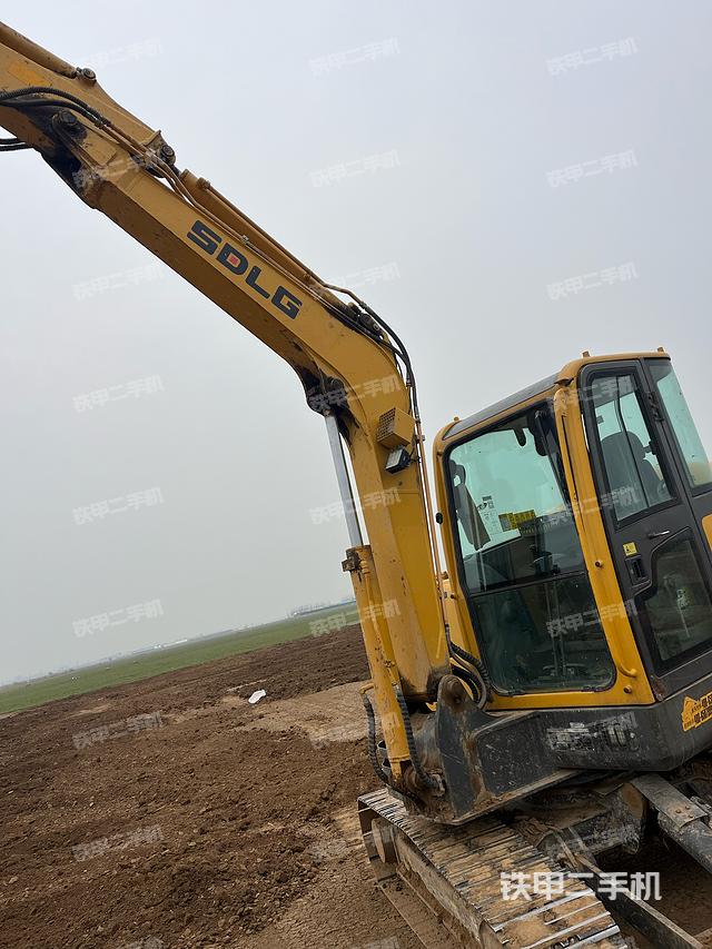 液压泵舱室正面整体（整机外观）