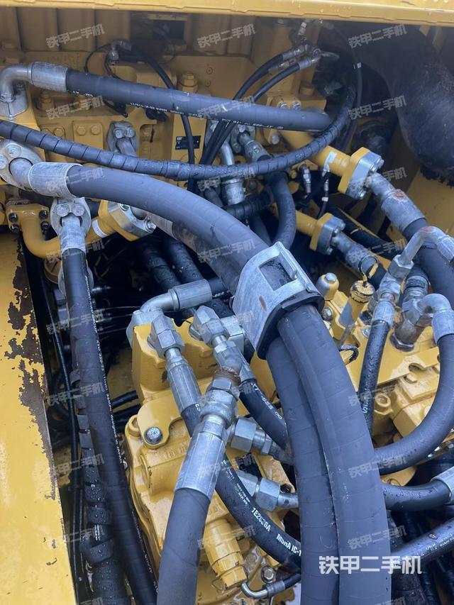 回转马达和主控阀（整机外观）