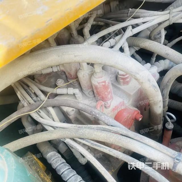 回转马达和主控阀（整机外观）