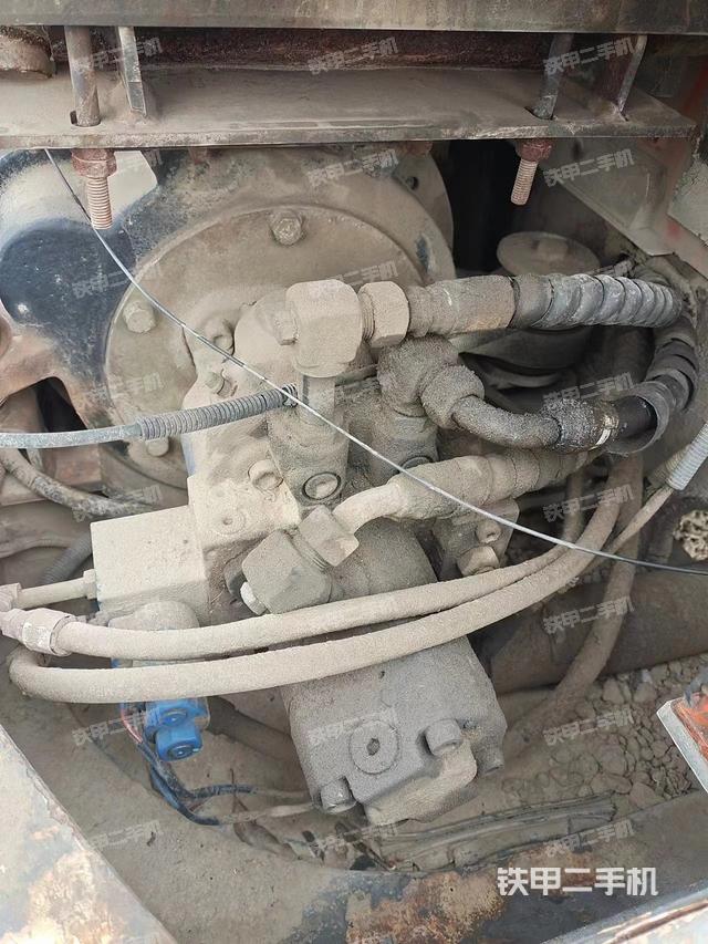 回转马达和主控阀（整机外观）