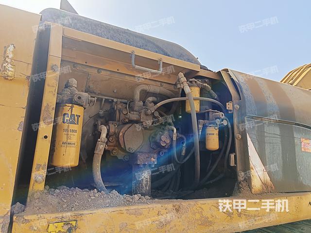 液压泵舱室正面整体（整机外观）