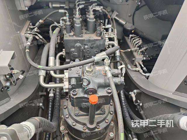 回转马达和主控阀（整机外观）