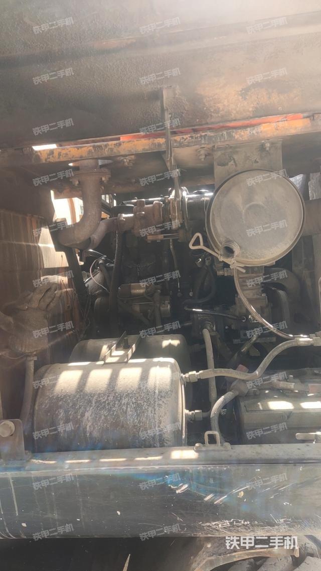 液压泵舱室正面整体（整机外观）