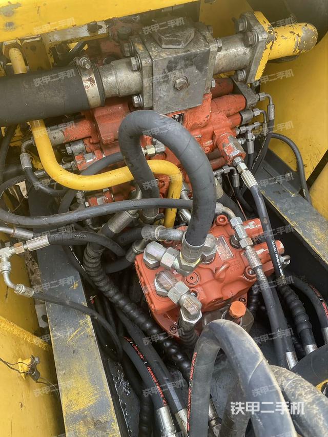 回转马达和主控阀（整机外观）