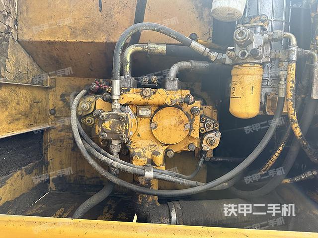 液压泵舱室正面整体（整机外观）