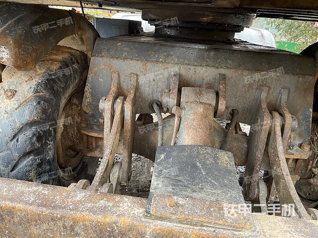 液压泵舱室正面整体（整机外观）