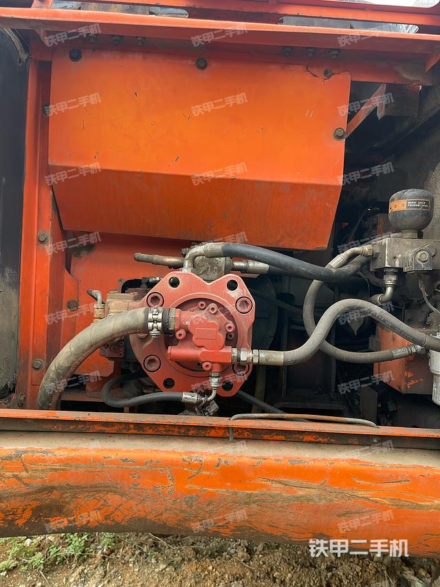 液压泵舱室正面整体（整机外观）