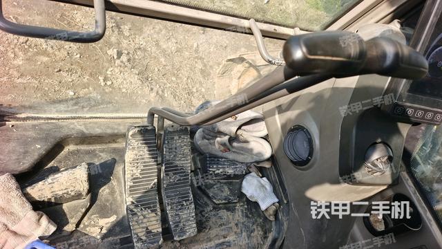 行走控制手柄和踏板 俯拍（驾驶室部分）