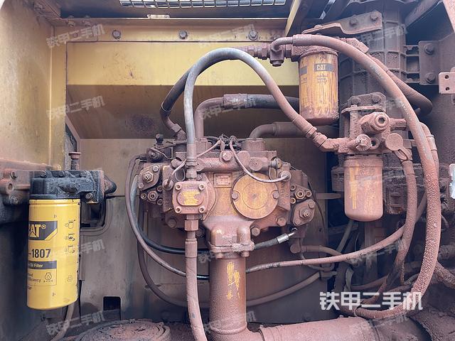 液压泵舱室正面整体（整机外观）