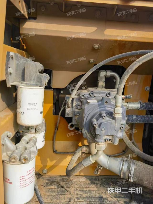 液压泵舱室正面整体（整机外观）