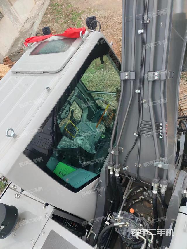 驾驶室顶部（整机外观）