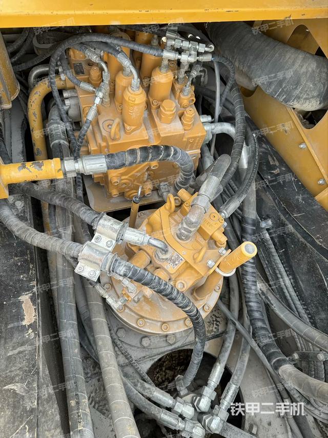 回转马达和主控阀（整机外观）