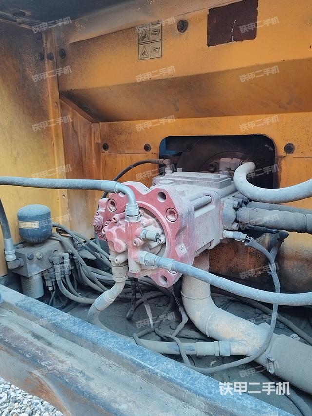 液压泵舱室正面整体（整机外观）