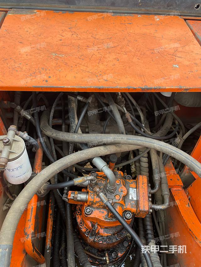 回转马达和主控阀（整机外观）