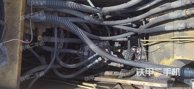 回轉(zhuǎn)馬達(dá)和主控閥（整機(jī)外觀）