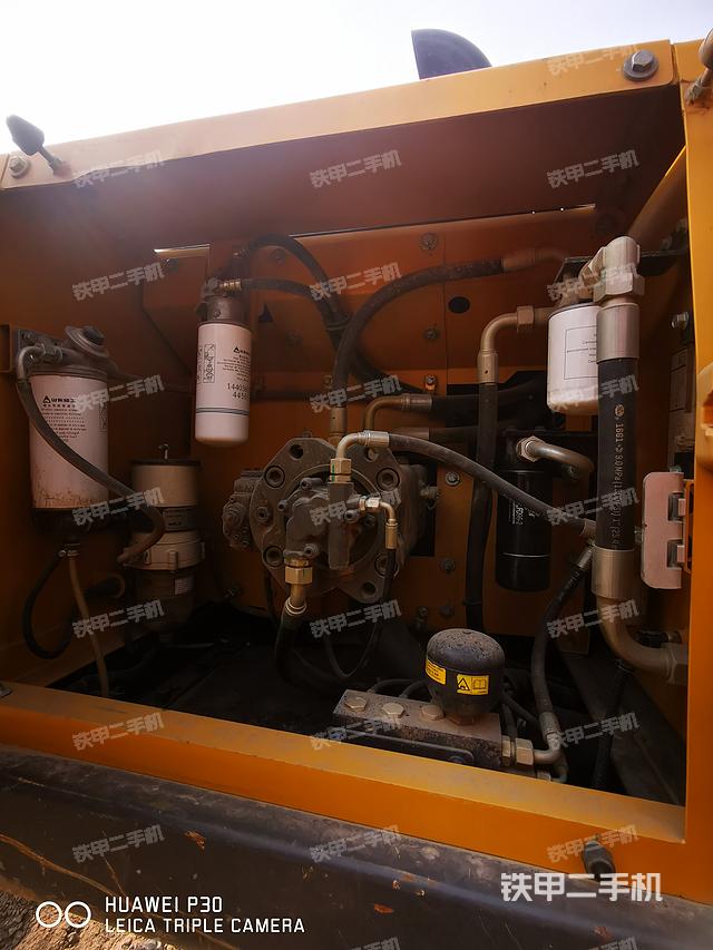 液压泵舱室正面整体（整机外观）