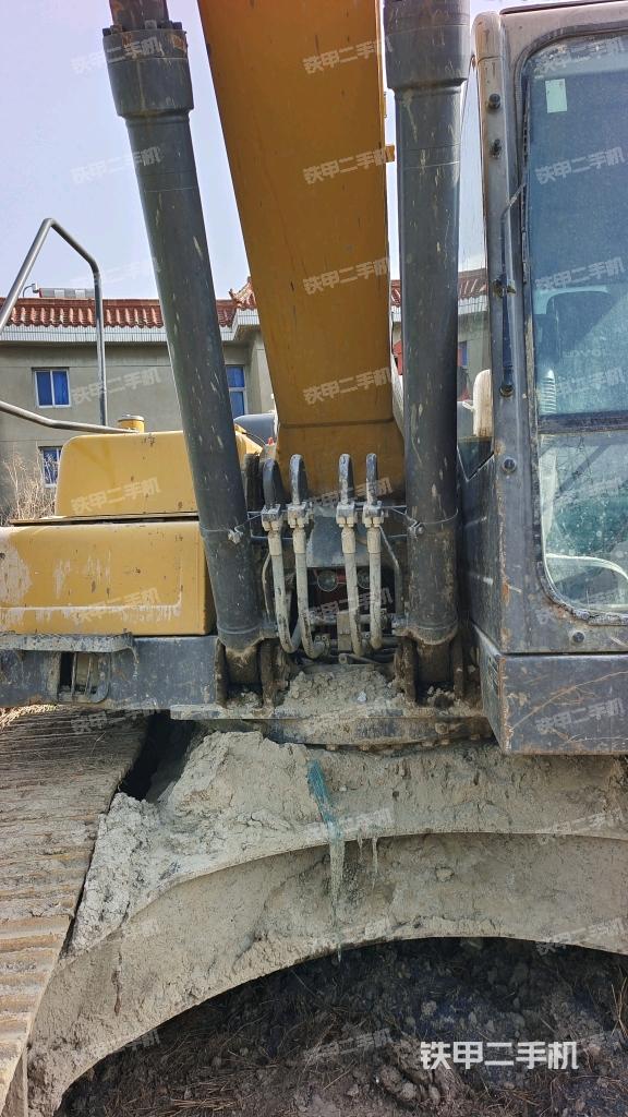 大臂油缸整体 竖拍（工作和回转装置）