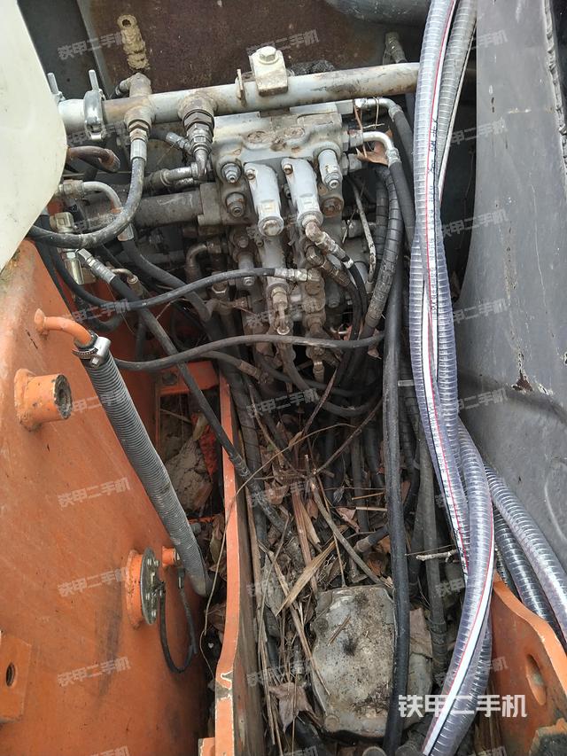 回转马达和主控阀（整机外观）