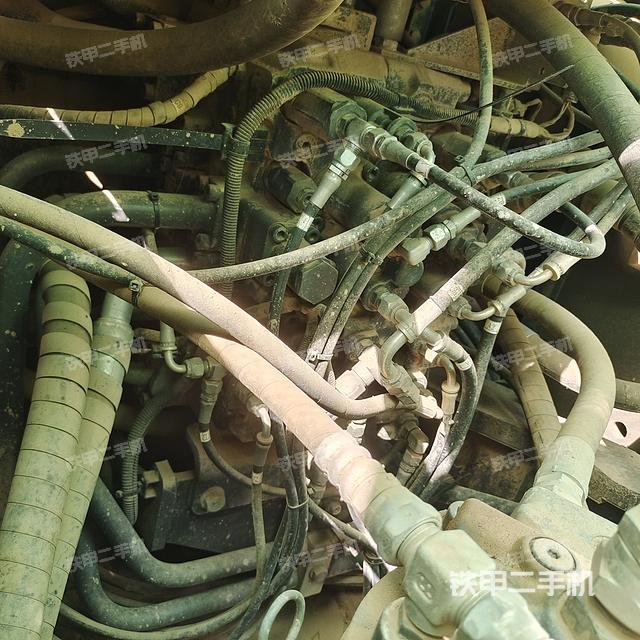 回转马达和主控阀（整机外观）