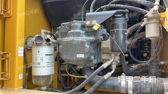 液压泵舱室正面整体（整机外观）