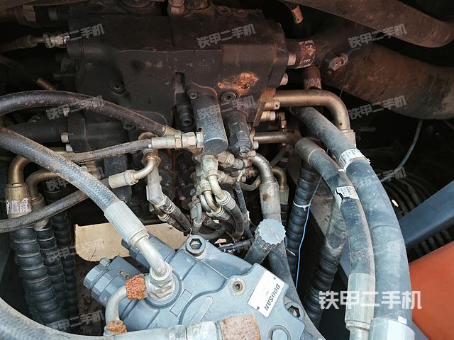 回转马达和主控阀（整机外观）