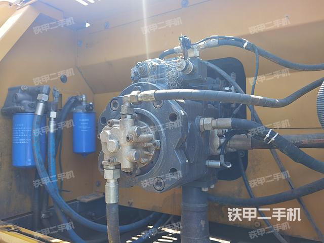 液压泵舱室正面整体（整机外观）