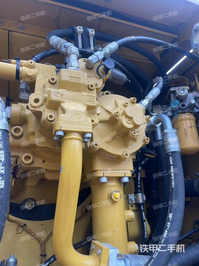 液压泵舱室正面整体（整机外观）