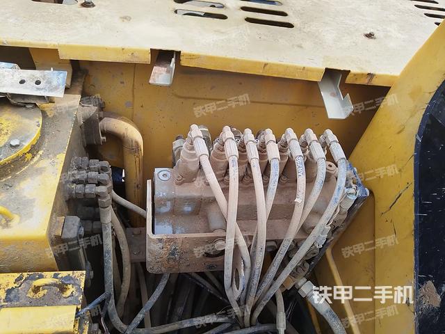 液压泵舱室正面整体（整机外观）