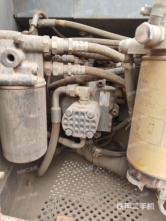 液压泵舱室正面整体（整机外观）